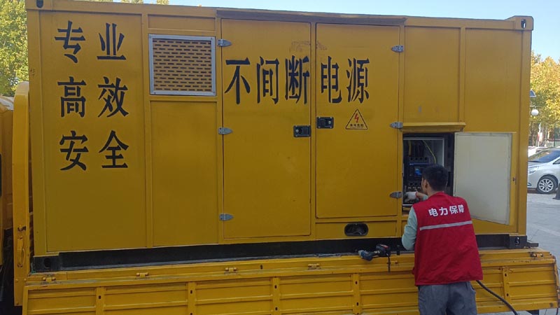 泸定柴油发电机组和UPS电源配合使用时，如何避免切换过程中的电力中断？